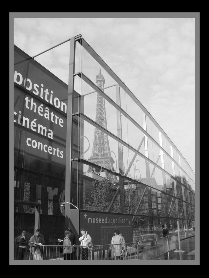 Quai Branly en Noir et Blanc: Tour Eiffel vue du Quai Branly-2
